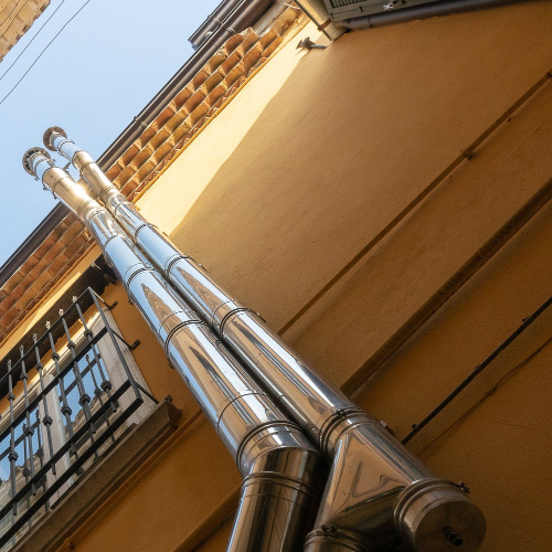 Couvreur au travail sur une toiture à Jurançon